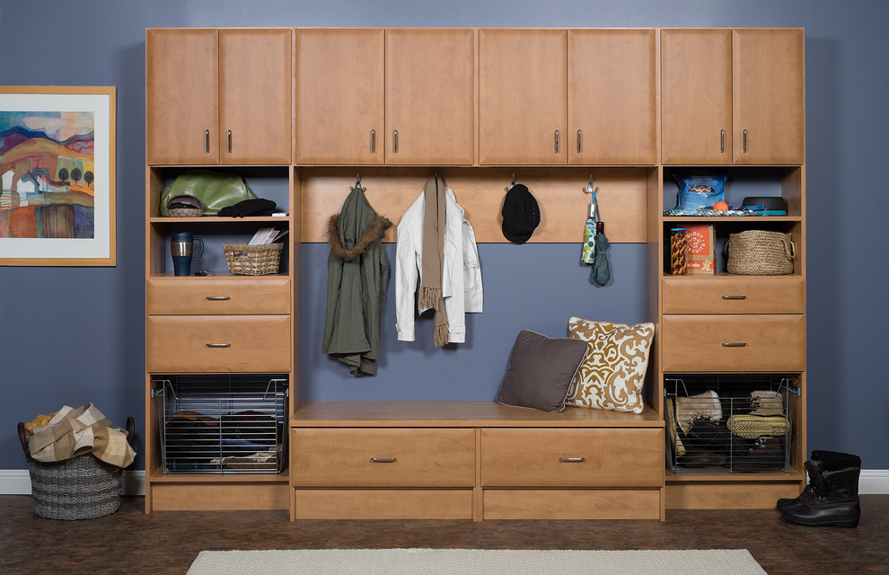 Idée de décoration pour un petit dressing room tradition en bois brun neutre avec un placard à porte plane et un sol en vinyl.