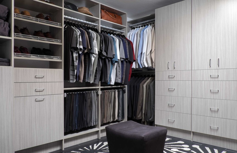 На фото: гардеробная комната среднего размера, унисекс в классическом стиле с плоскими фасадами, серыми фасадами и ковровым покрытием с