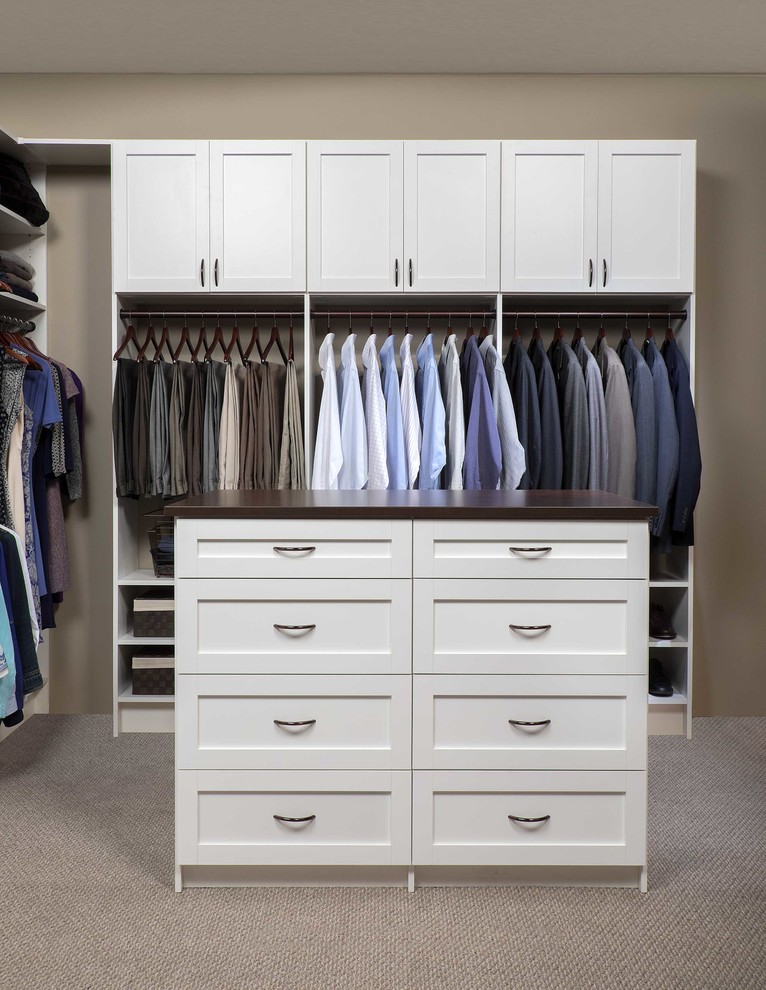 Modelo de armario vestidor unisex tradicional de tamaño medio con armarios estilo shaker, puertas de armario blancas y moqueta