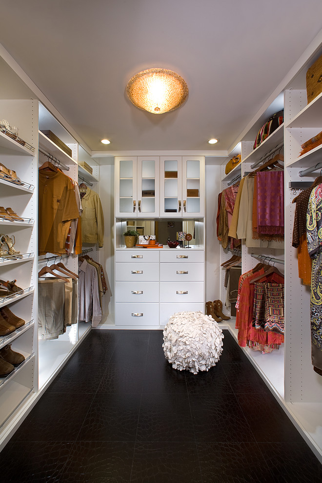 Modelo de armario vestidor unisex actual con armarios con paneles lisos, puertas de armario blancas y suelo negro