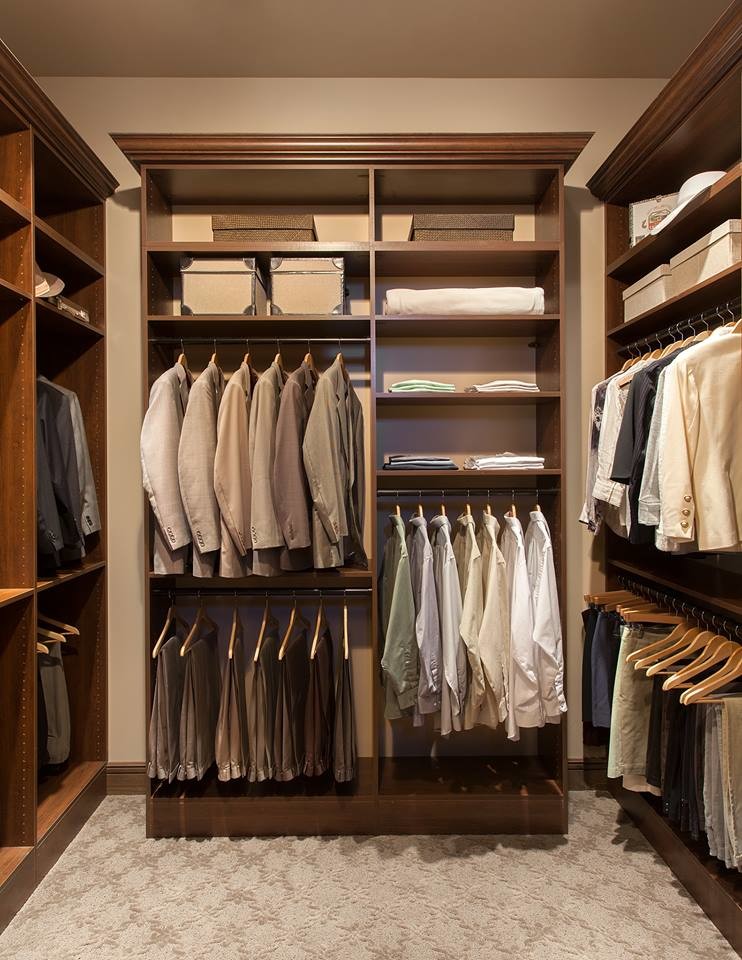 Ejemplo de armario vestidor unisex tradicional grande con armarios con paneles empotrados, puertas de armario de madera en tonos medios, moqueta y suelo beige