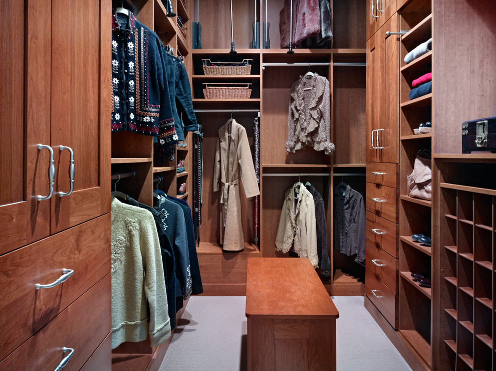 Foto de vestidor unisex clásico grande con armarios estilo shaker, puertas de armario de madera oscura y moqueta