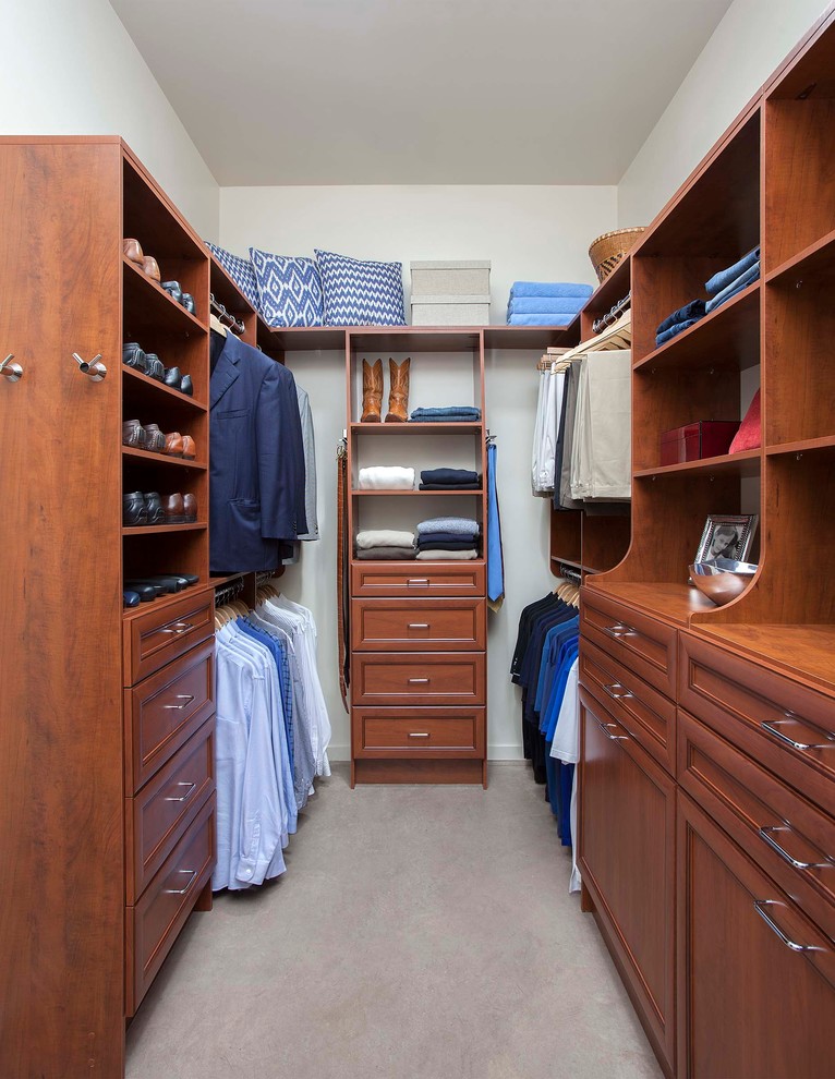 Diseño de armario vestidor unisex clásico renovado de tamaño medio con armarios con paneles lisos, puertas de armario de madera oscura y moqueta