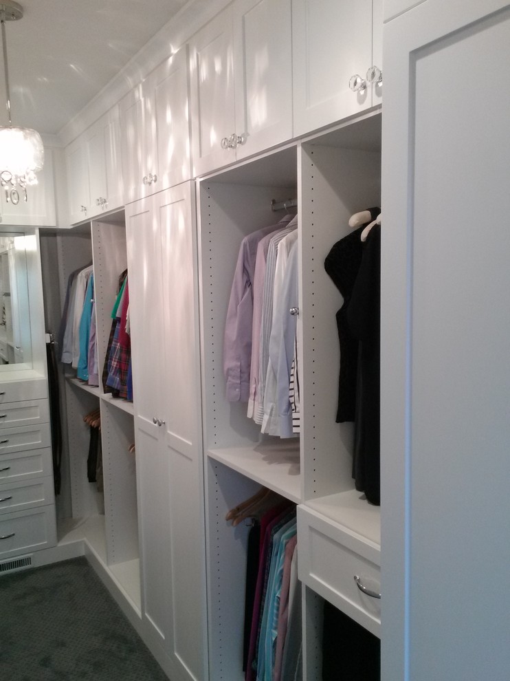 Imagen de armario vestidor unisex clásico renovado de tamaño medio con armarios estilo shaker, puertas de armario blancas y suelo de madera en tonos medios