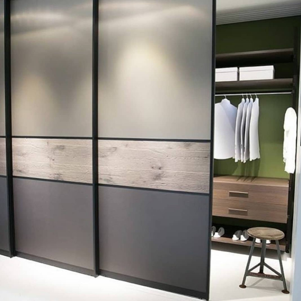 Idée de décoration pour une armoire encastrée design neutre avec un placard sans porte.