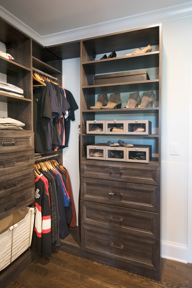Ejemplo de armario vestidor unisex clásico renovado de tamaño medio con armarios con paneles empotrados, puertas de armario con efecto envejecido, suelo de madera oscura y suelo marrón