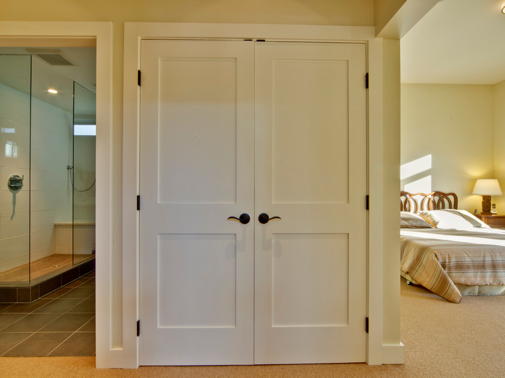 Foto de armario unisex actual con armarios con paneles empotrados, puertas de armario blancas, moqueta y suelo beige