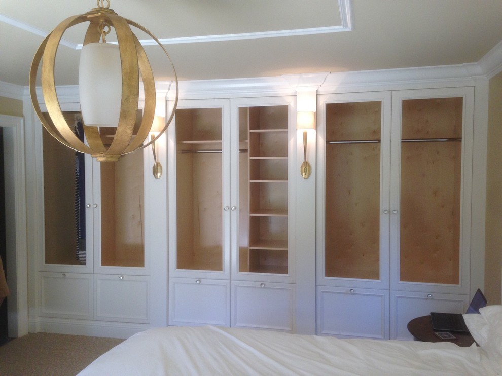 Foto de armario unisex tradicional de tamaño medio con puertas de armario blancas