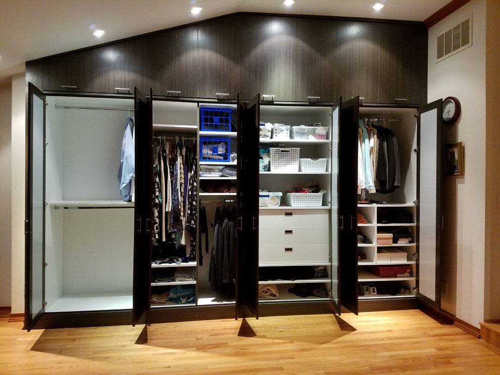 WARDROBE UNIT WITH MIRROR SHAKERS DOORS Contemporary Closet New