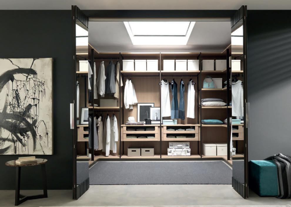 Diseño de armario vestidor unisex contemporáneo de tamaño medio con armarios abiertos, puertas de armario de madera clara, suelo de baldosas de porcelana y suelo gris