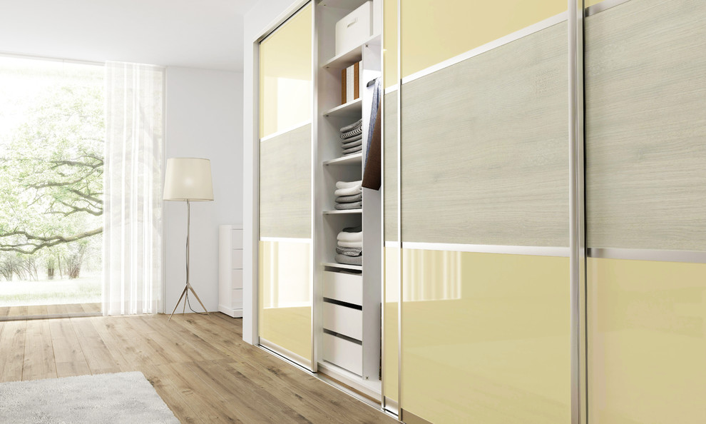 Inspiration pour un placard dressing minimaliste de taille moyenne avec un placard à porte plane et des portes de placard jaunes.