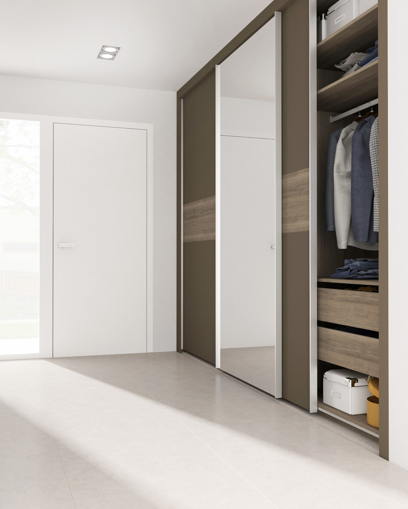 Cette image montre un placard dressing minimaliste de taille moyenne avec un placard à porte plane et des portes de placard marrons.