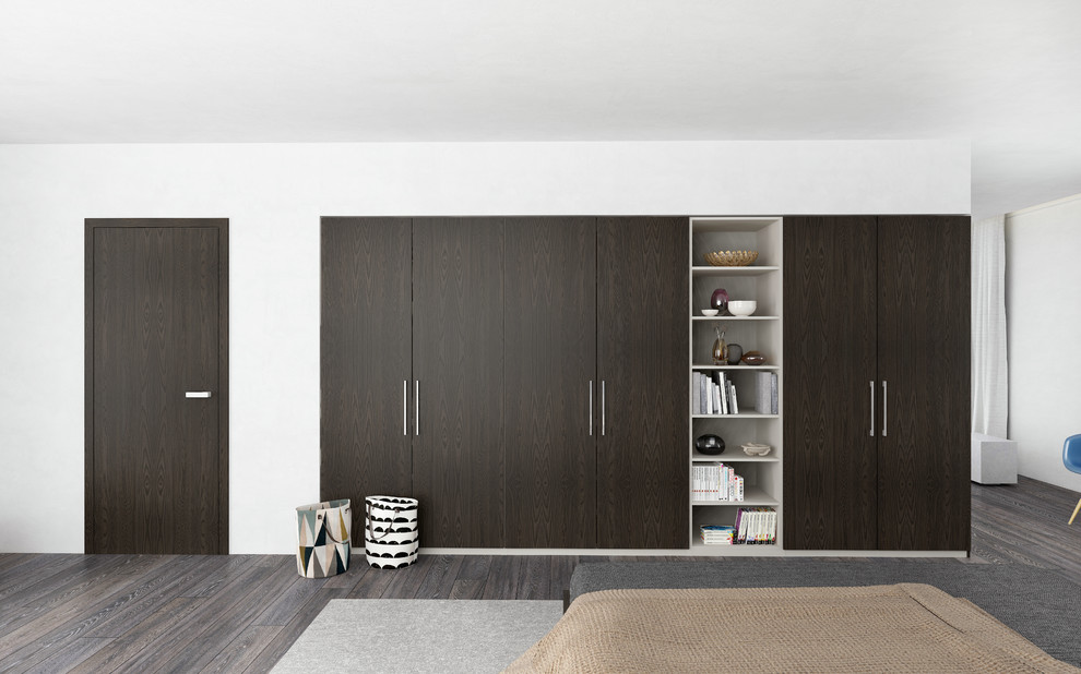 Modelo de armario minimalista de tamaño medio con armarios con paneles lisos y puertas de armario de madera en tonos medios