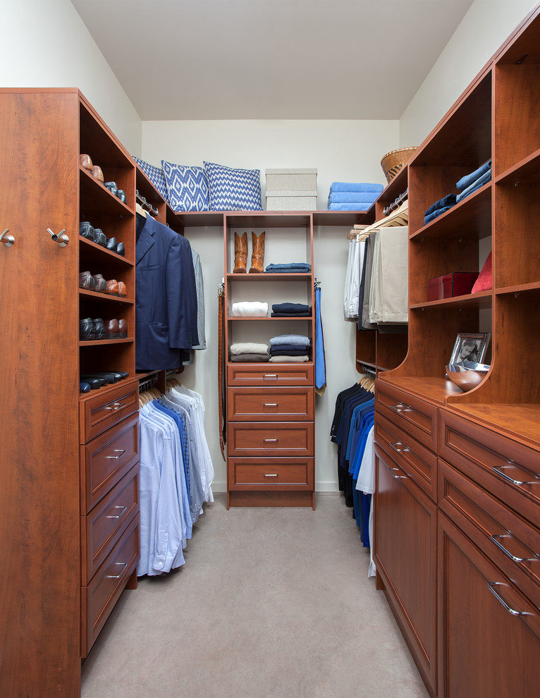Ejemplo de armario vestidor unisex clásico con armarios con paneles lisos, puertas de armario de madera oscura y moqueta