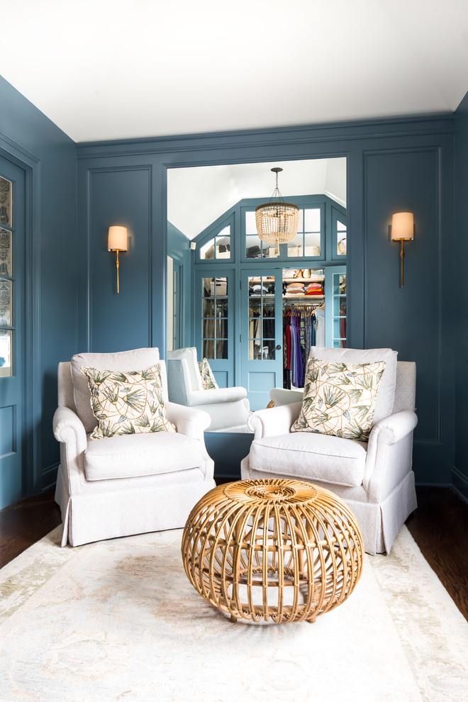 Пример оригинального дизайна: гардеробная комната среднего размера в стиле неоклассика (современная классика) с фасадами с утопленной филенкой, синими фасадами и паркетным полом среднего тона для женщин