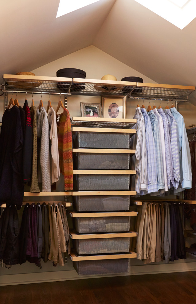 Imagen de armario vestidor clásico renovado de tamaño medio con armarios abiertos, puertas de armario de madera clara y suelo de madera oscura