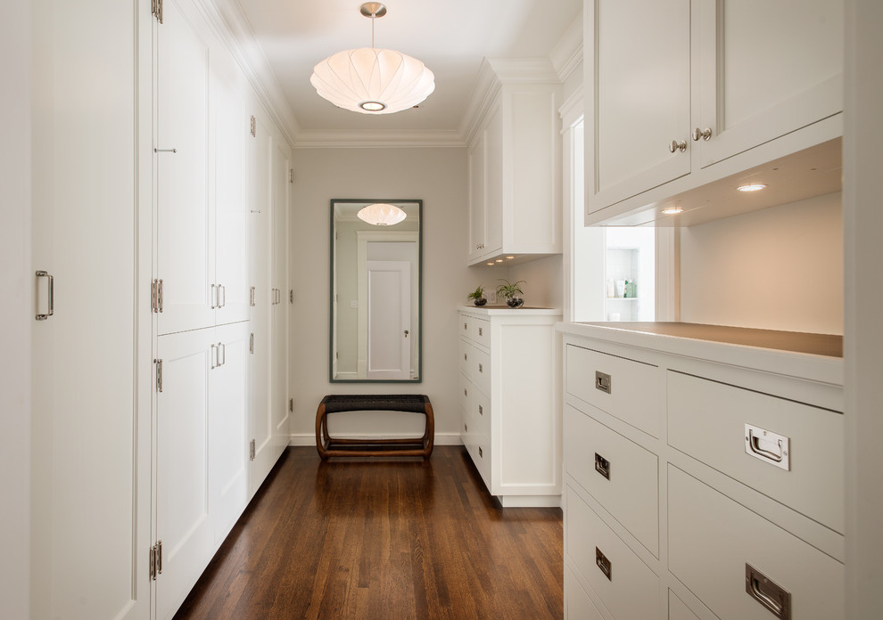 Свежая идея для дизайна: гардеробная комната в стиле неоклассика (современная классика) с белыми фасадами - отличное фото интерьера