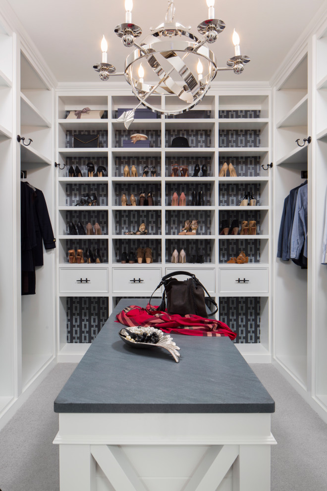 Imagen de vestidor unisex clásico renovado grande con puertas de armario blancas, moqueta y suelo gris