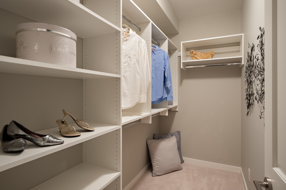 Foto de armario vestidor unisex tradicional renovado de tamaño medio con armarios abiertos, puertas de armario blancas, moqueta y suelo beige