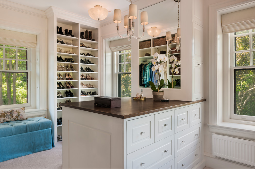 Inspiration för klassiska walk-in-closets för kvinnor, med luckor med upphöjd panel, vita skåp, heltäckningsmatta och beiget golv