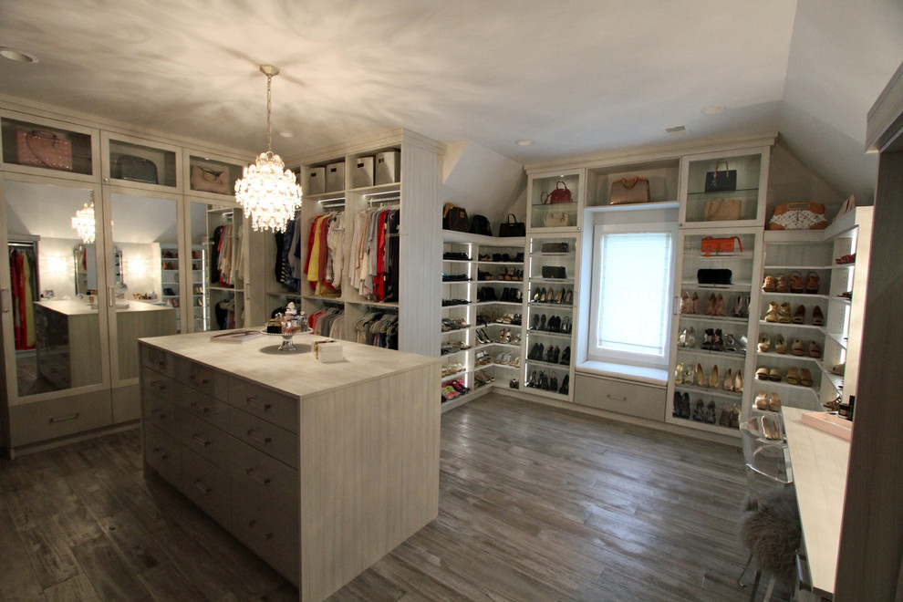 Idéer för ett stort klassiskt walk-in-closet för kvinnor, med luckor med glaspanel, skåp i ljust trä, ljust trägolv och grått golv