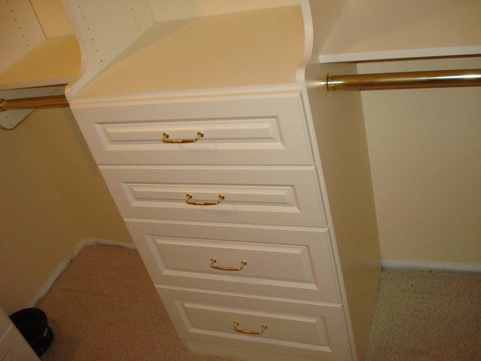 Imagen de armario vestidor unisex tradicional grande con armarios con paneles con relieve, puertas de armario beige y moqueta