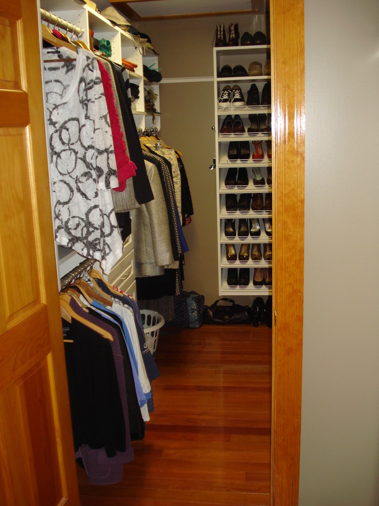 Idéer för ett mellanstort klassiskt walk-in-closet för kvinnor, med luckor med upphöjd panel, vita skåp och mellanmörkt trägolv