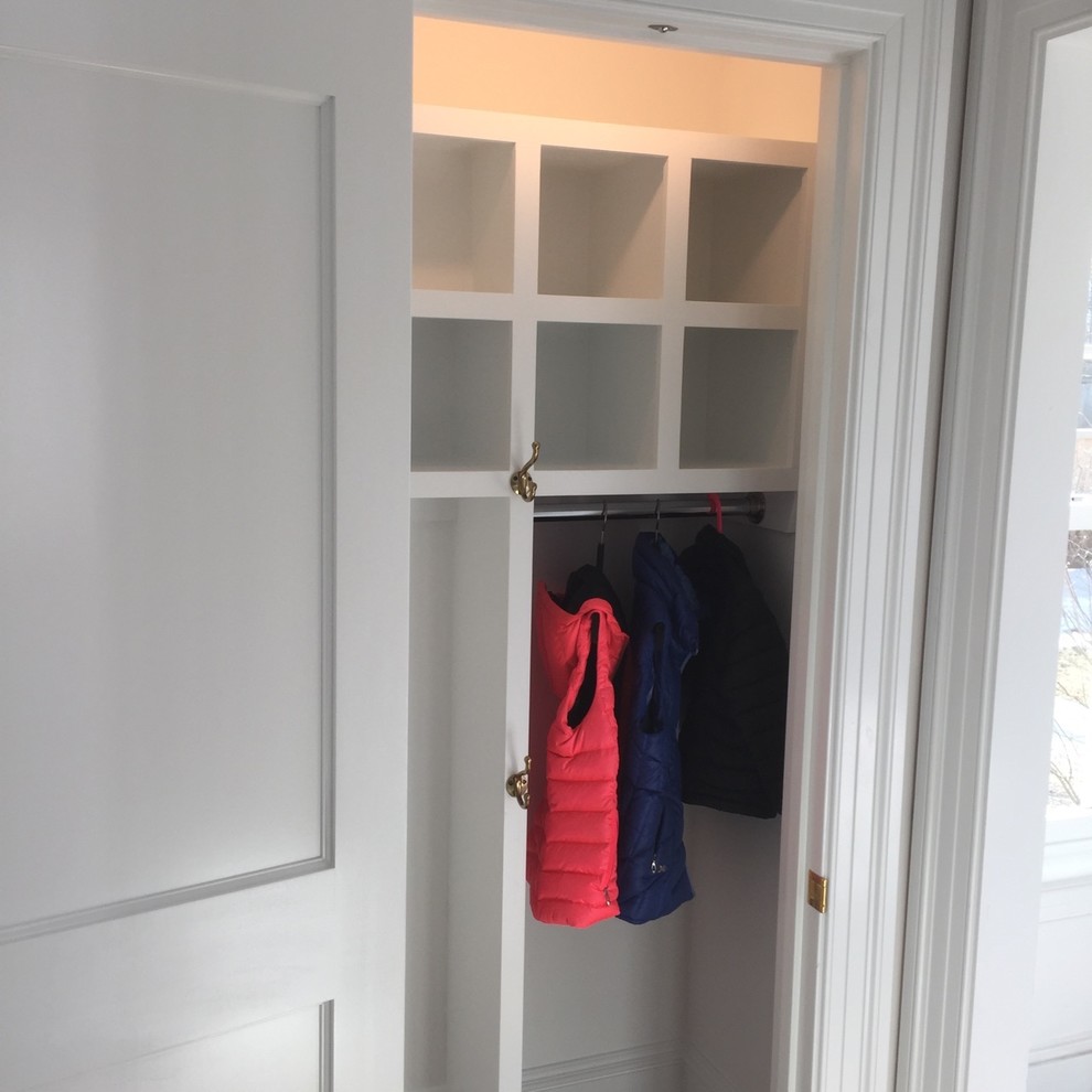 Ejemplo de armario unisex tradicional pequeño con armarios abiertos y puertas de armario blancas