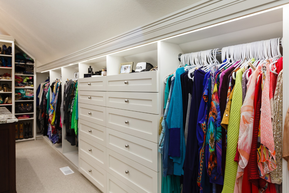 Imagen de armario vestidor de mujer tradicional grande con armarios abiertos, puertas de armario blancas, moqueta y suelo gris