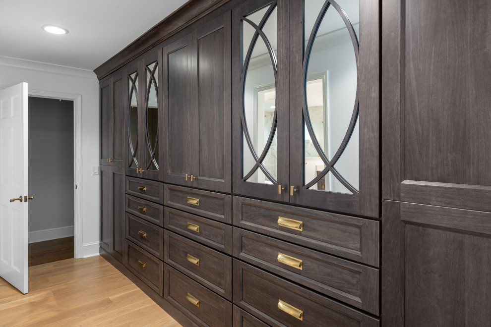 Ejemplo de armario y vestidor tradicional renovado con a medida, armarios estilo shaker y puertas de armario de madera en tonos medios