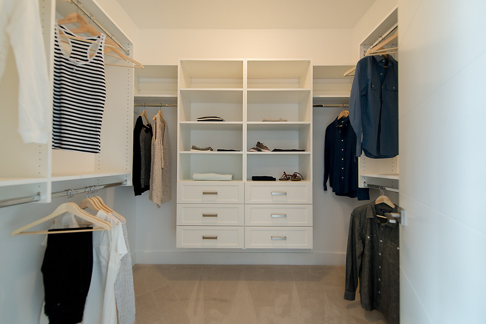Imagen de armario vestidor unisex tradicional renovado de tamaño medio con armarios abiertos, puertas de armario blancas, moqueta y suelo marrón