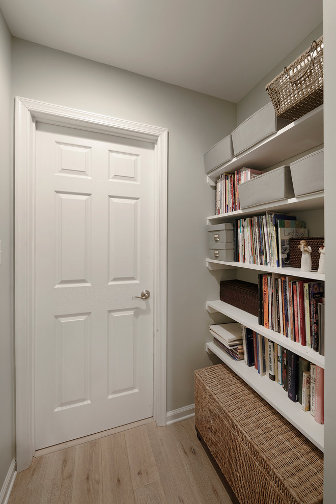 Foto de armario vestidor tradicional pequeño con suelo de madera clara, armarios abiertos y suelo beige