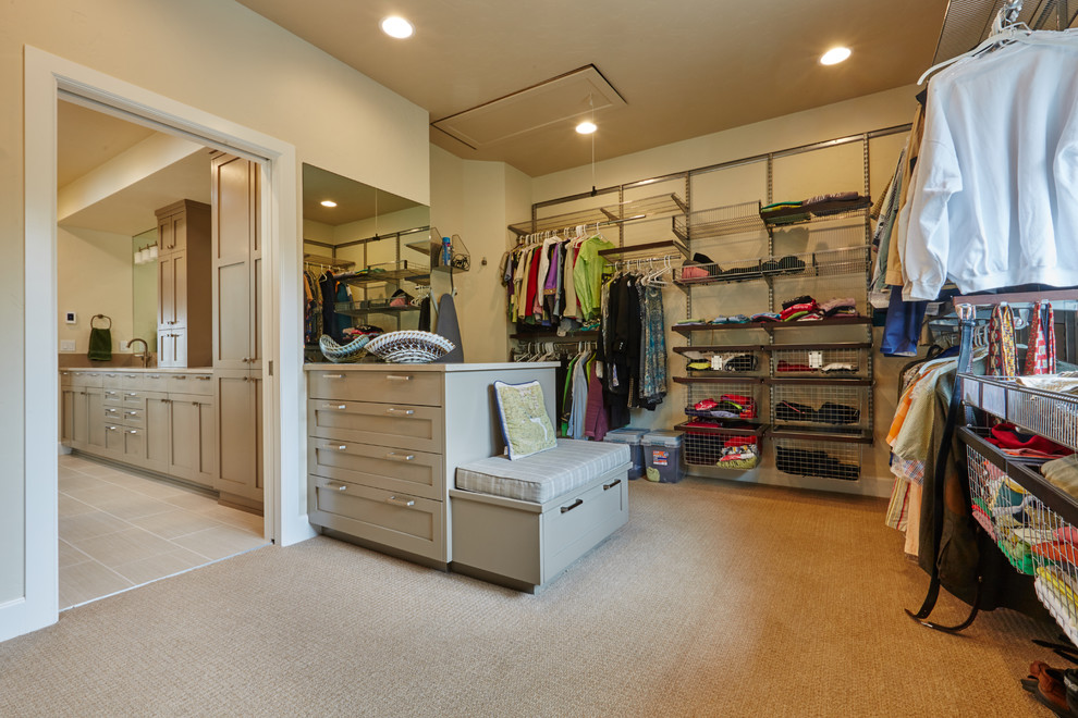 Imagen de armario vestidor unisex clásico renovado grande con armarios estilo shaker, puertas de armario grises y moqueta
