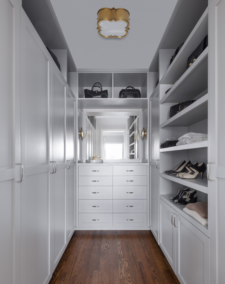 На фото: гардеробная комната среднего размера в стиле неоклассика (современная классика) с фасадами в стиле шейкер, серыми фасадами, паркетным полом среднего тона и коричневым полом для женщин с