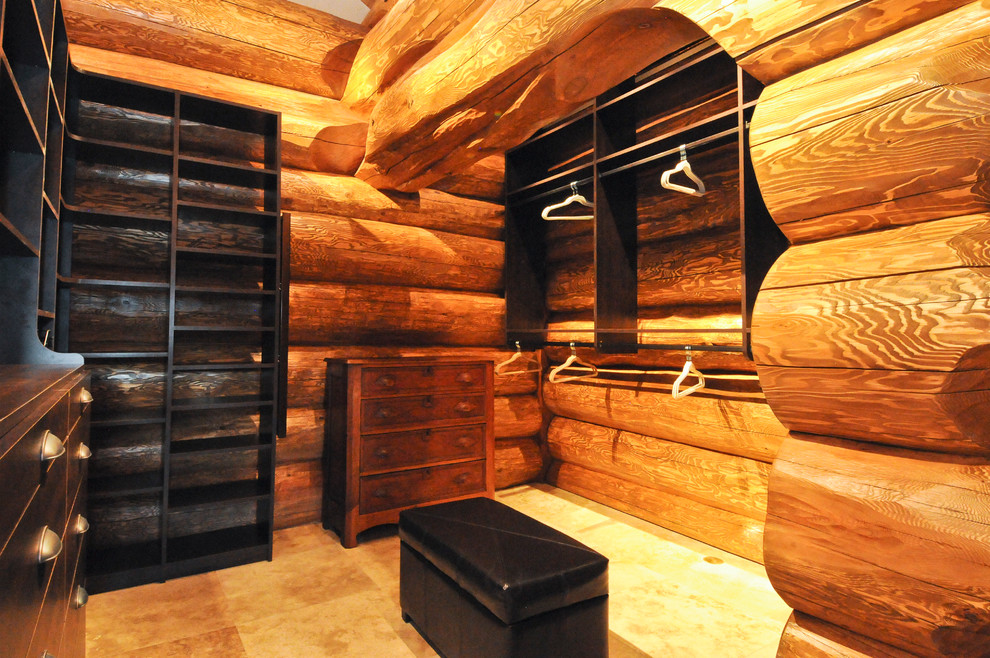 Inspiration för mellanstora rustika omklädningsrum för könsneutrala, med öppna hyllor, skåp i mörkt trä och travertin golv