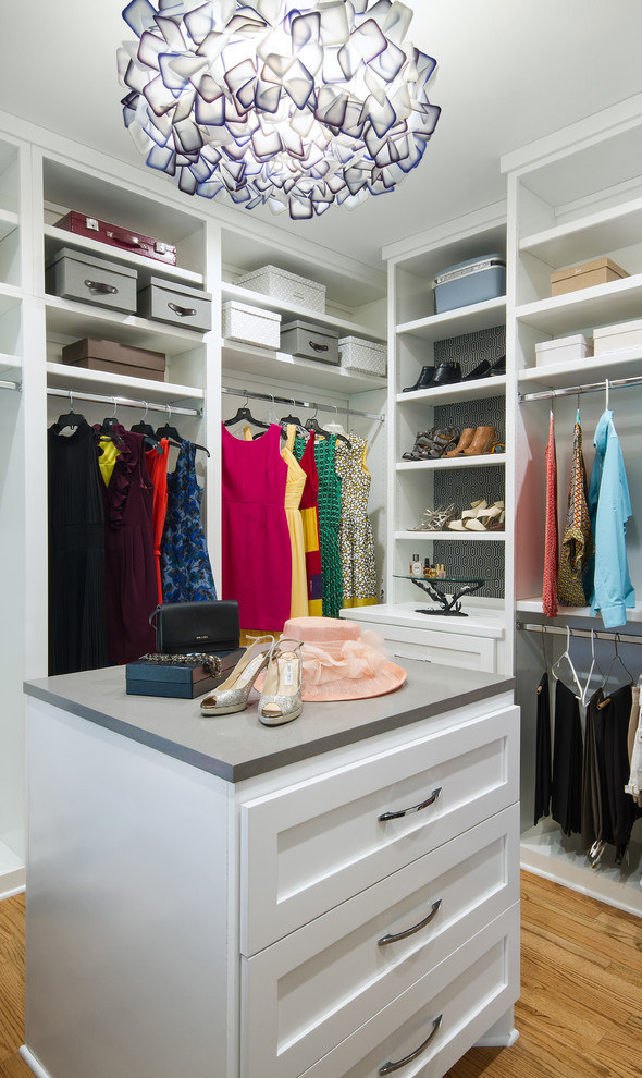 Imagen de armario y vestidor de mujer contemporáneo con armarios estilo shaker, puertas de armario blancas, suelo de madera en tonos medios y suelo marrón