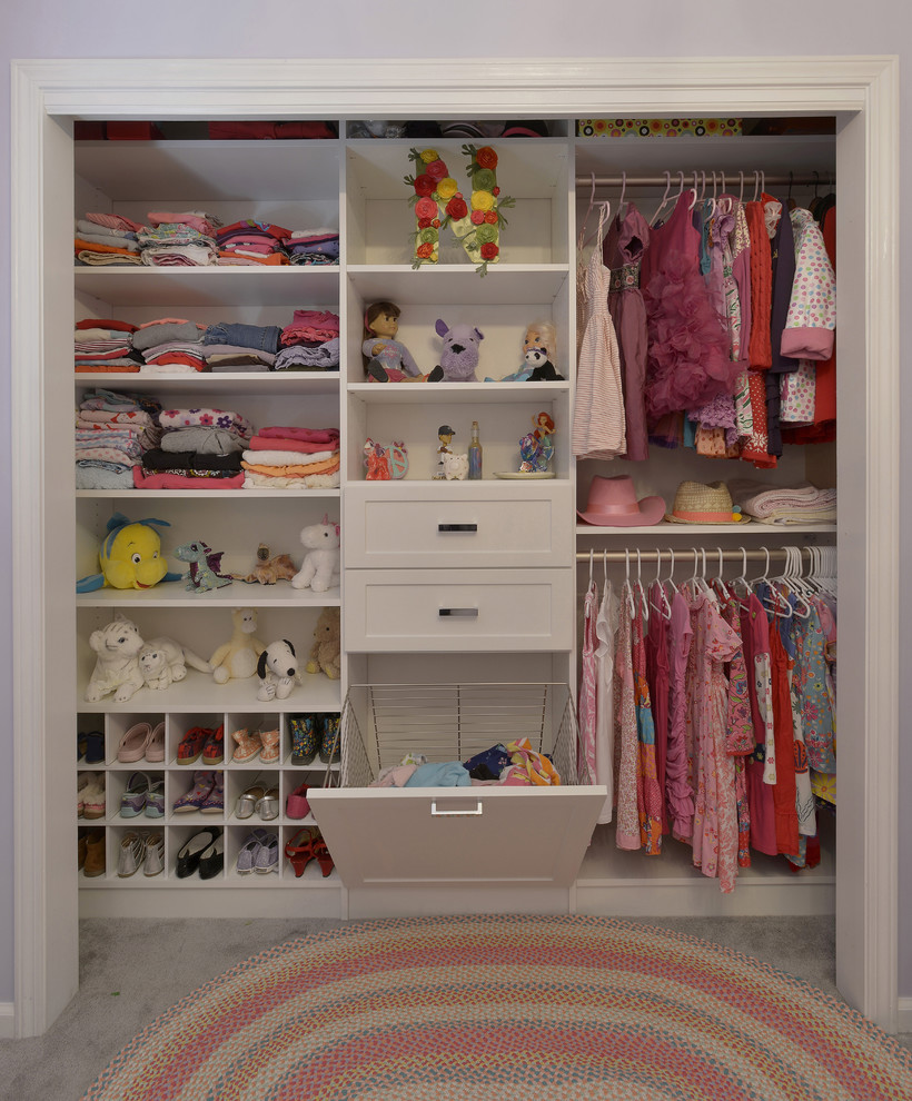 Diseño de armario de mujer clásico de tamaño medio con armarios abiertos, puertas de armario blancas, suelo de mármol y suelo beige