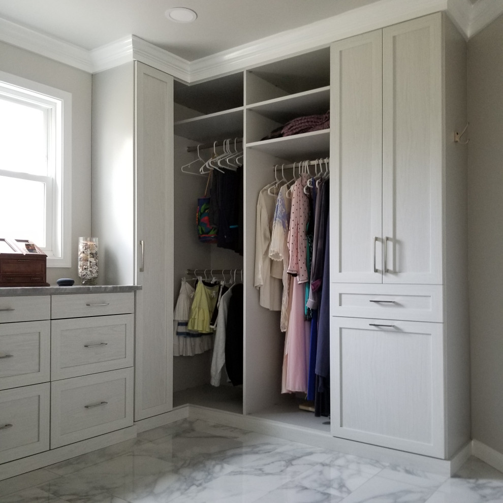 Klassisk inredning av ett mellanstort omklädningsrum för kvinnor, med skåp i shakerstil, grå skåp, marmorgolv och grått golv