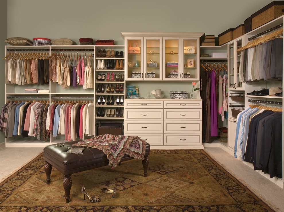 Foto de armario vestidor unisex clásico grande con armarios tipo vitrina, puertas de armario blancas y moqueta