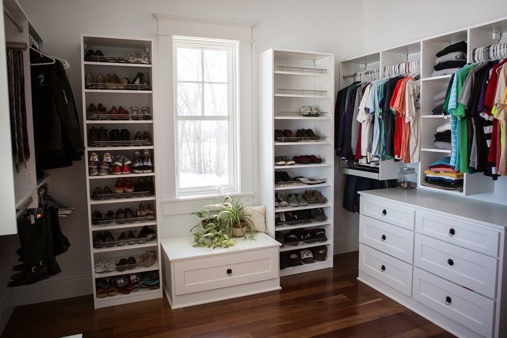 Ejemplo de armario vestidor unisex clásico renovado grande con armarios estilo shaker, puertas de armario blancas y suelo de madera oscura