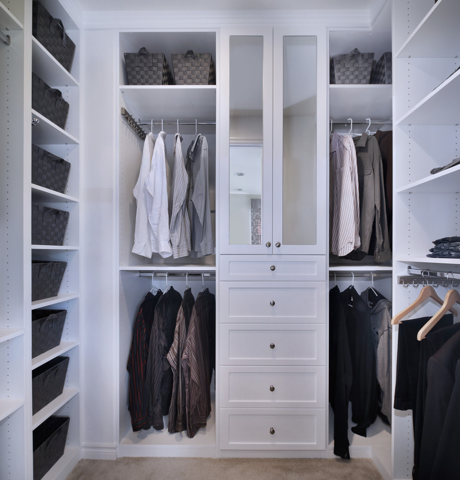 Modelo de vestidor unisex tradicional renovado de tamaño medio con armarios estilo shaker, puertas de armario blancas, moqueta y suelo beige