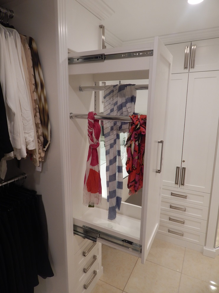 Ejemplo de vestidor de mujer actual grande con armarios estilo shaker y puertas de armario blancas