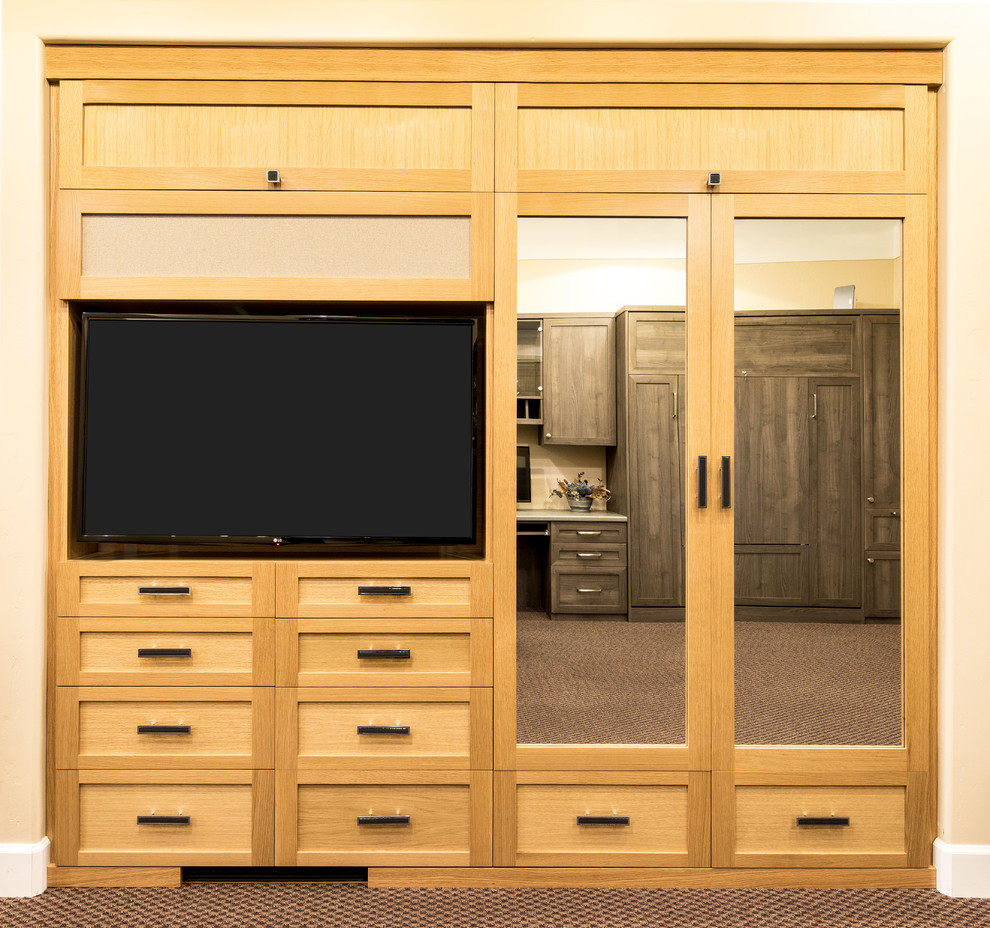 Modelo de armario unisex tradicional renovado pequeño con armarios estilo shaker, puertas de armario de madera clara y moqueta