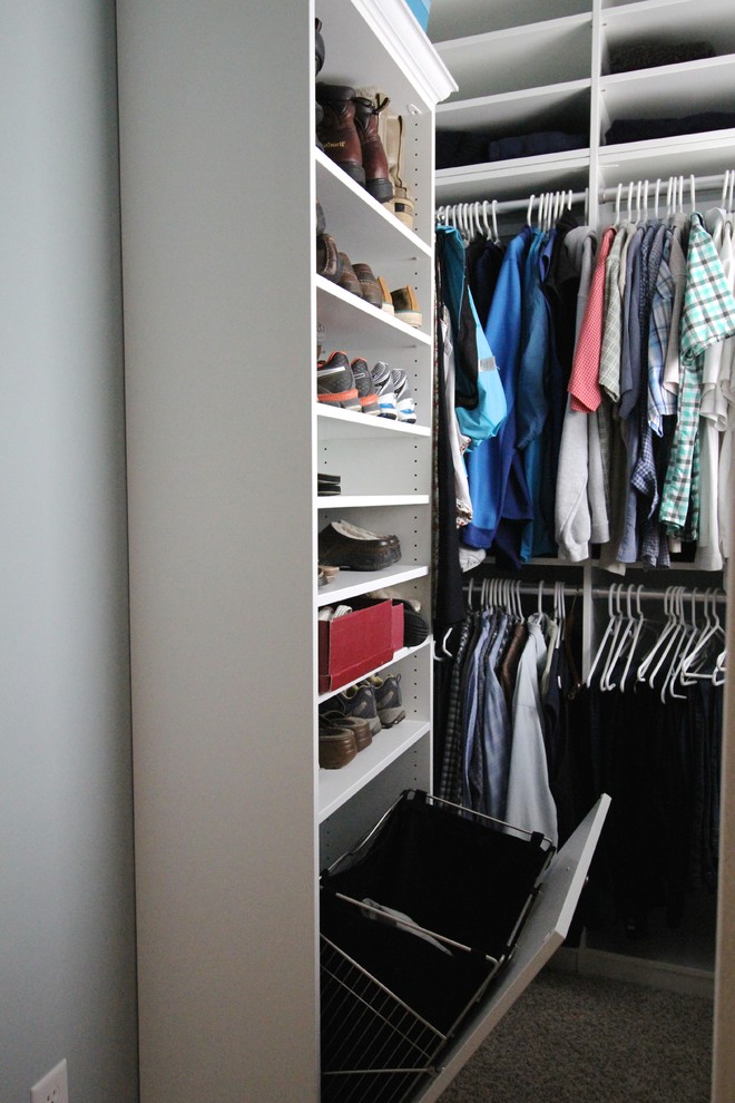 Foto de armario unisex pequeño con puertas de armario blancas y moqueta
