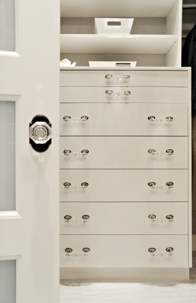 Modelo de armario vestidor clásico de tamaño medio con armarios con paneles lisos, puertas de armario blancas y suelo de mármol