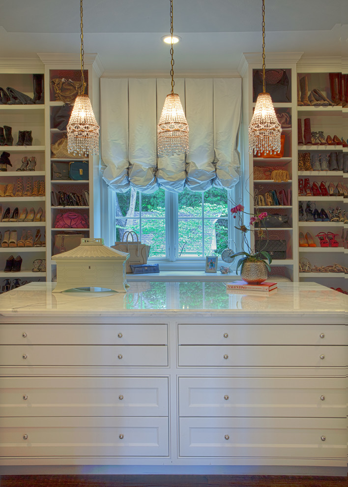 Foto de armario vestidor de mujer clásico grande con armarios con paneles empotrados, puertas de armario blancas y suelo de madera en tonos medios