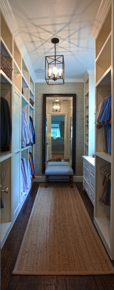 Imagen de armario vestidor de hombre clásico de tamaño medio con armarios con paneles empotrados, puertas de armario blancas y suelo de madera oscura