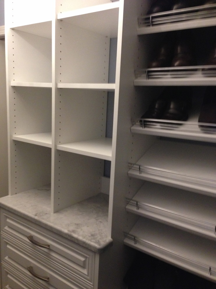 White WalkIn Closet with Slanted Shoe Shelves Klassisch