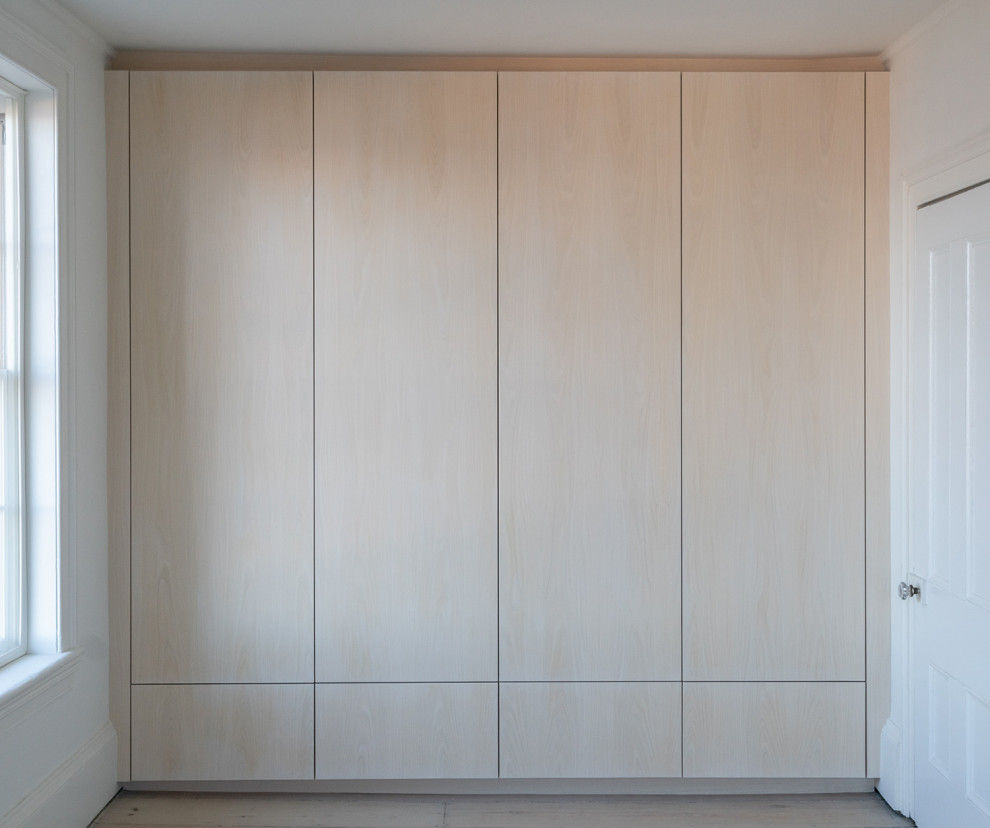 На фото: встроенный шкаф в современном стиле с светлыми деревянными фасадами