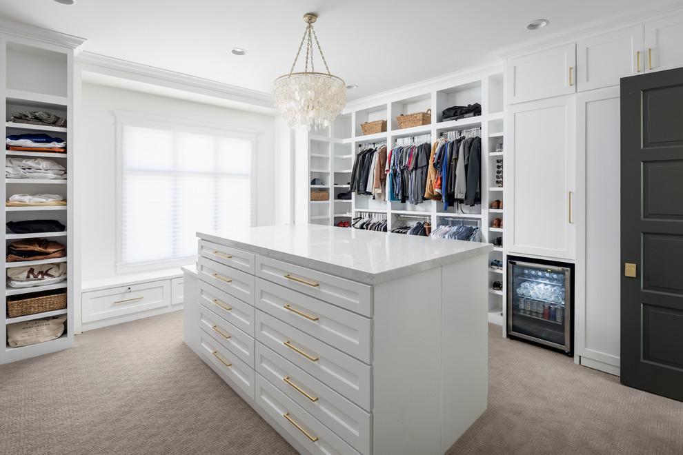 Foto de armario vestidor unisex clásico renovado grande con armarios estilo shaker, puertas de armario blancas, moqueta y suelo beige